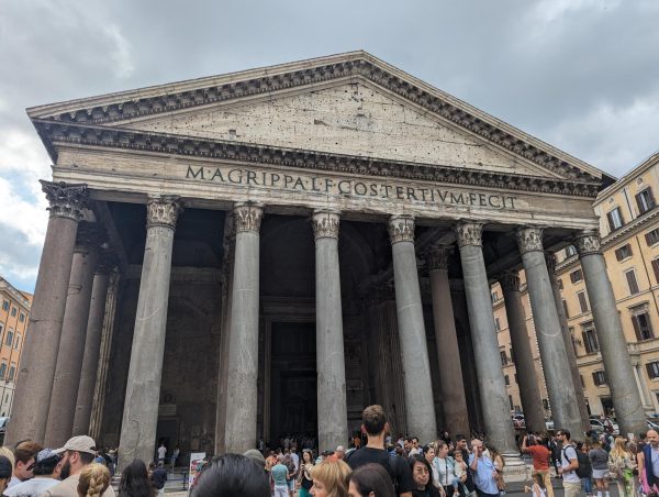 The Pantheon (notice all the people). 